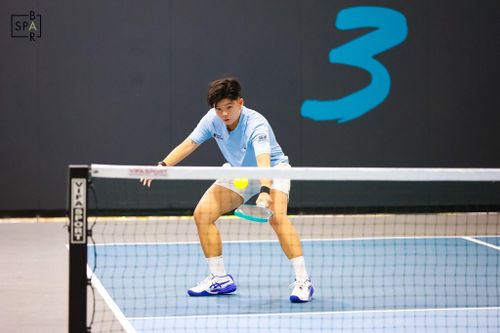  Ken Tâm (tên đầy đủ Hồ Thị Trúc Tâm, sinh năm 2004) là tay vợt pickleball nữ Việt Nam gây chú ý trên đấu trường quốc tế. Cô từng vô địch nội dung Women’s Singles hạng 5.0 tại PPA Atlanta Pickleball Championships 2025 sau màn lội ngược dòng trước đối thủ vượt trội về thể hình. Bên cạnh đó, cô giành HCB tại PPA Challenger Baton Rouge 2025, cùng nhiều HCV tại các giải PPA Australia và sự kiện khu vực, từng vươn lên hạng 7 châu Á vào tháng 6/2025. Tại Hanoi Cup 2026, Ken Tâm là một trong hai đại diện Việt Nam góp mặt trực tiếp ở vòng Main Draw, cùng Sophia Phương Anh. Ở nội dung đôi nữ, cô sẽ thi đấu cùng Sĩ Bội Ngọc. Tay vợt này cũng tham gia vòng loại ở nội dung đôi nam nữ. Ảnh: Ken Tâm.