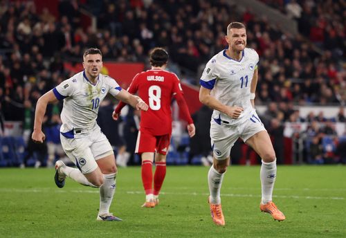  Edin Dzeko là mũi nhọn nguy hiểm nhất của Bosnia. 
