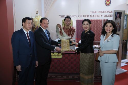  Triển lãm “Trang phục truyền thống Thái Lan: Di sản của Hoàng Thái hậu Sirikit”. 