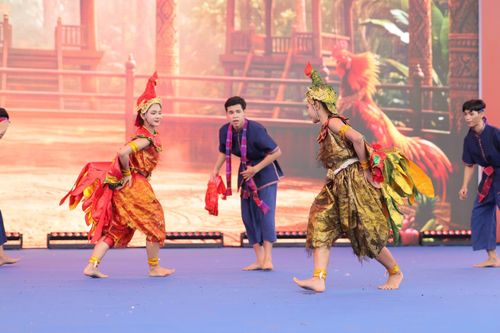  Các màn biểu diễn nghệ thuật tại sự kiện thu hút đông đảo du khách dừng chân thưởng thức. 