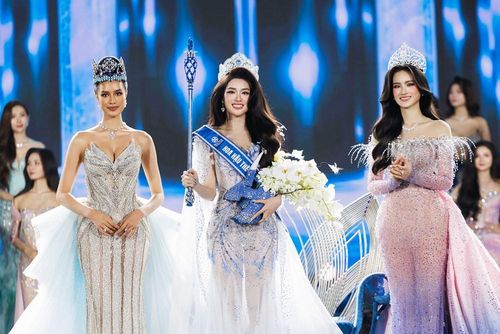 Hoa hậu Huỳnh Trần Ý Nhi trao vương miện, đương kim Miss World Opal Suchata trao quyền trượng cho tân Hoa hậu Phan Phương Oanh