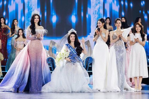 Tân Hoa hậu Phan Phương Oanh trong giây phút đăng quang