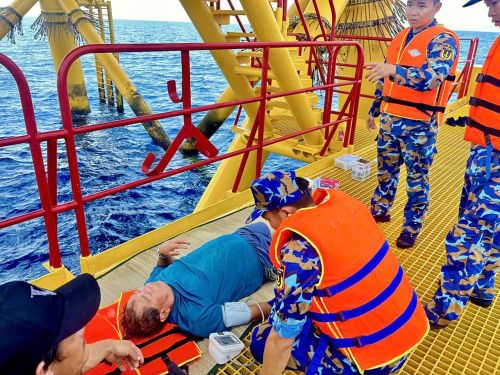 Ngư dân La Văn Trú được quân y nhà giàn DK1/11 cấp cứu khẩn cấp tại sàn cập tàu. Ảnh: Vùng 2 cung cấp