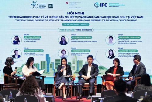 Các đại biểu trao đổi tại hội nghị "Triển khai khung pháp lý và hướng dẫn nghiệp vụ vận hành sàn giao dịch các-bon tại Việt Nam" - Ảnh: VGP