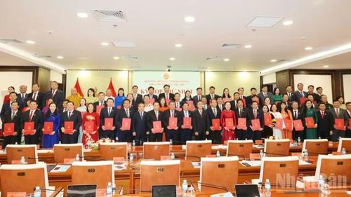 Lãnh đạo tỉnh Khánh Hòa công bố nghị quyết xác nhận tư cách đại biểu và trao giấy chứng nhận cho 67 đại biểu trúng cử Hội đồng nhân dân tỉnh khóa VIII.