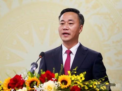 Tân Chủ tịch Ủy ban nhân dân tỉnh Khánh Hòa nhiệm kỳ 2026-2031 Nguyễn Việt Hùng phát biểu nhận nhiệm vụ tại kỳ họp.