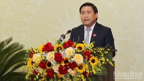 Đồng chí Lâm Đông, Phó Bí thư Tỉnh ủy, Chủ tịch Hội đồng nhân dân tỉnh Khánh Hòa khóa VIII, nhiệm kỳ 2026-2031 phát biểu tại kỳ họp.
