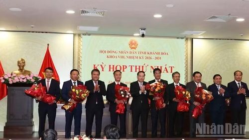 Các đồng chí lãnh đạo Tỉnh ủy, Hội đồng nhân dân tỉnh, Ủy ban nhân dân, Ủy ban Mặt trận Tổ quốc Việt Nam tỉnh Khánh Hòa tặng hoa chúc mừng các đồng chí được bầu giữ chức vụ Chủ tịch; Phó Chủ tịch Ủy ban nhân dân tỉnh nhiệm kỳ 2026-2031.