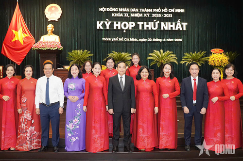 Lãnh đạo Thành phố và các đại biểu dự kỳ họp. 