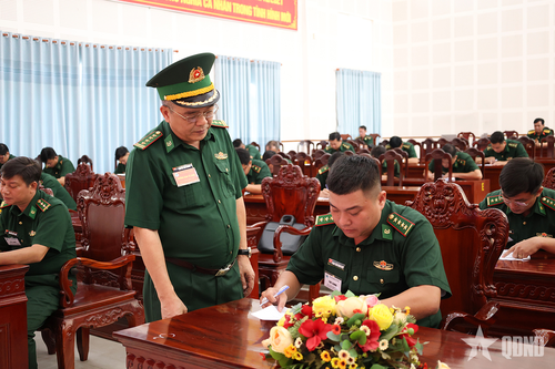Các thí sinh tham gia phần thi viết tiếng Khmer trong hội thi tiếng dân tộc thiểu số khu vực 4 diễn ra tại An Giang.