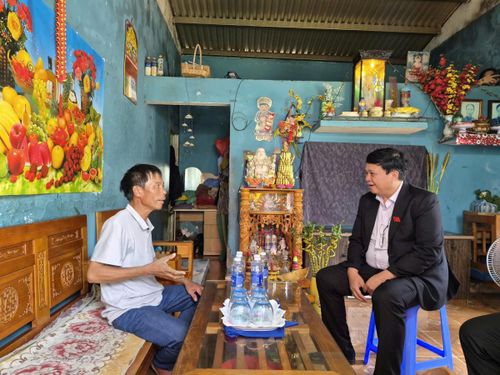 Lãnh đạo UBND phường Hải Vân thăm hỏi ông Quang tại gia đình.