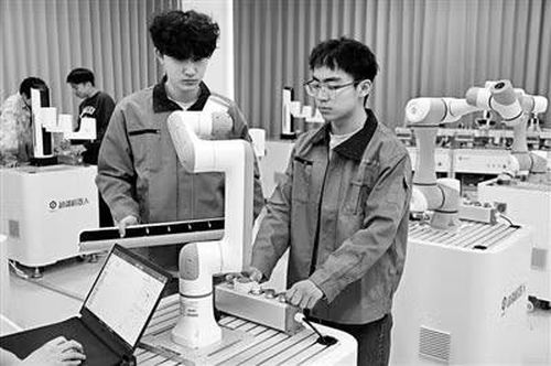 Sinh viên trường CĐ nghề và Kỹ thuật Thanh Đảo đã thực hành vận hành robot trong lớp học.