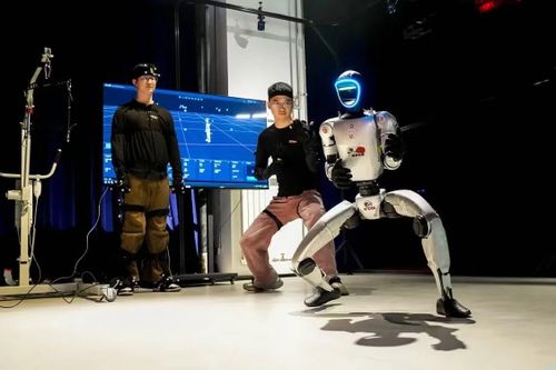 Các nhân viên của Noitom Robotics đã trình diễn một robot cộng tác được điều khiển bằng công nghệ ghi hình chuyển động tại Triển lãm Khoa học Viễn tưởng và Công nghiệp Tương lai Quốc tế Bắc Kinh (Ảnh: Tân Hoa Xã).