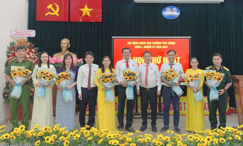  Chủ tịch, Phó Chủ tịch và các Ủy viên UBND phường ra mắt tại kỳ họp 