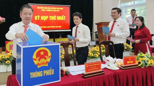  Các đại biểu bỏ phiếu bầu tại kỳ họp 