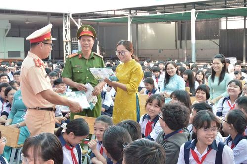 Cô và trò trường THCS Nguyễn Văn Quỳ có một buổi sáng đầu tuần vui tươi và thật ý nghĩa trong sự có mặt của "các chú Công an".