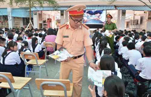 Những tờ hướng dẫn dễ hiểu, dễ tiếp thu được phát đến tay hàng nghìn em học sinh.