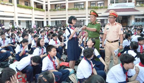 Đây là buổi tuyên truyền về An toàn giao thông (ATGT) của Trạm CSGT Đa Phước (Phòng CSGT - PC08, Công an TP HCM) phối hợp với Công an xã Nhà Bè thực hiện.