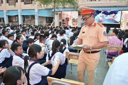 Chỉ một buổi sáng nhưng với sự tuyên truyền bài bản... lực lượng CSGT đã cho các em học sinh biết được những nguyên nhân dễ dẫn đến TNGT như: đi không đúng phần đường, làn đường; chuyển hướng thiếu quan sát; không đội mũ bảo hiểm; dàn hàng ngang; đi ngược chiều; chạy quá tốc độ quy định...