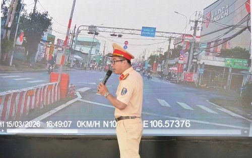 Cán bộ CSGT Trạm Đa Phước với kỹ năng hướng dẫn dí dỏm nhưng cực kỳ dễ hiểu, dễ tiếp thu khi tuyên truyền về các hành vi dẫn đến TNGT cho các em học sinh...