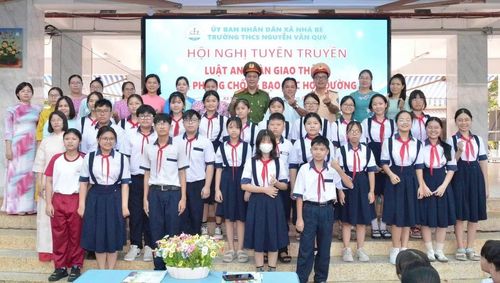 Ngoài ra, lực lượng Công an còn tuyên truyền đến các "chủ nhân đất nước" về tác hại của ma túy; của bạo lực học đường.