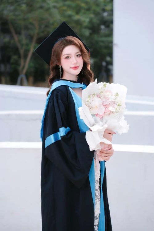 Người đẹp tốt nghiệp Cử nhân chuyên ngành Kinh doanh Quốc tế tại Đại học Kinh Tế Quốc dân, đoạt học bổng Khuyến khích học tập Học kỳ II năm học 2023-2024 và học bổng Khuyến khích học tập Học kỳ I năm học 2024-2025. Ảnh: FB Phương Oanh