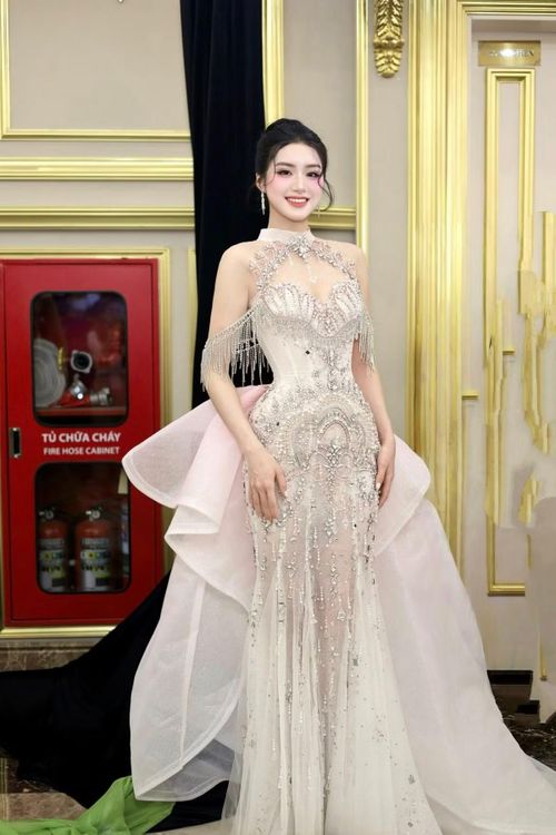 Phương Oanh có gương mặt sáng sân khấu, vóc dáng gợi cảm với chiều cao 1m73, số đo ba vòng 83-61-92 cm. Ảnh: FB Phương Oanh