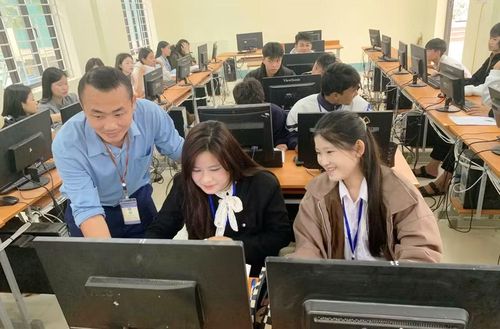 Học sinh Trường THPT Mường Lát tiếp cận công nghệ số trong giờ học.