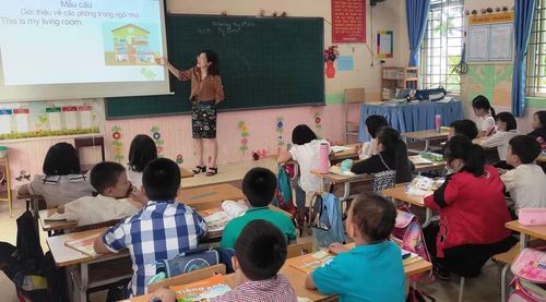 Học sinh Trường Tiểu học và THCS Mường Lát trong giờ học môn Ngoại ngữ bằng máy chiếu.
