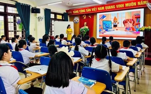 Học sinh Trường Tiểu học Nguyễn Bá Ngọc học tập với bài dạy được thiết kế sinh động, có ứng dụng AI.