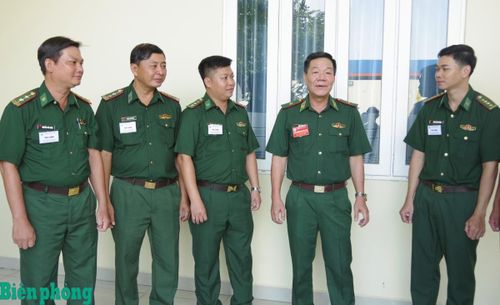 Thiếu tướng Văn Ngọc Quế (thứ 2, từ phải sang) động viên các thí sinh tham gia thi đạt kết quả cao. Ảnh: Lê Khoa
