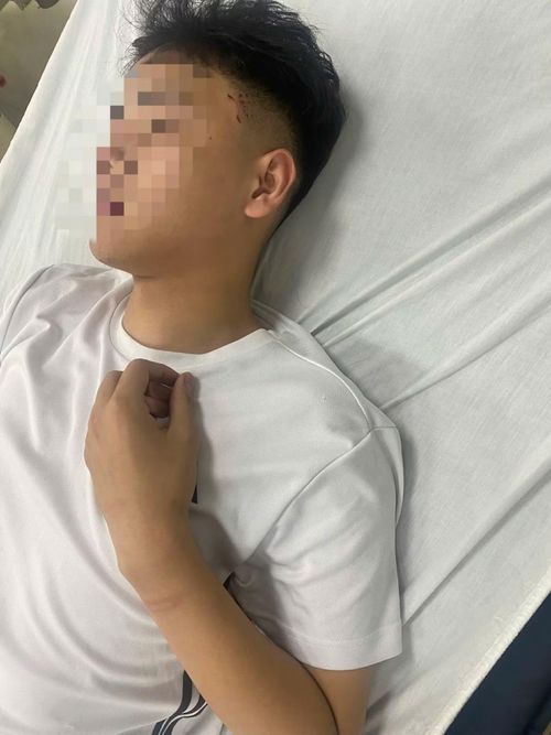 Nam sinh được đưa vào bệnh viện điều trị.