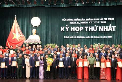 Phó Chủ tịch Quốc hội Nguyễn Đức Hải trao hoa chúc mừng các đại biểu HĐND TPHCM khóa XI. Ảnh: Ngô Tùng