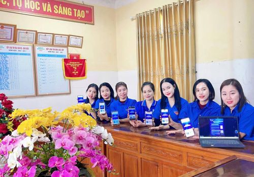 Đoàn viên thanh niên được tập huấn ứng dụng i-Hà Tĩnh để hỗ trợ người dân sử dụng nhằm tăng cường tương tác giữa người dân và chính quyền.