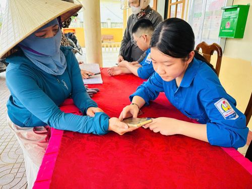 Đoàn viên thanh niên hỗ trợ người dân.