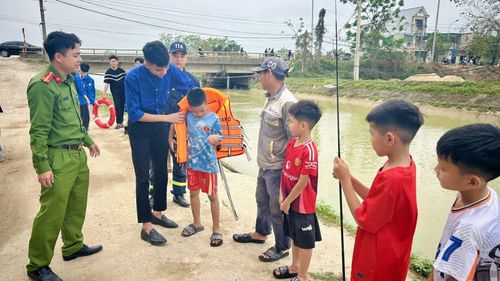 Tuyên truyền, nhắc nhở cho phụ huynh và các em nhỏ hiếu động