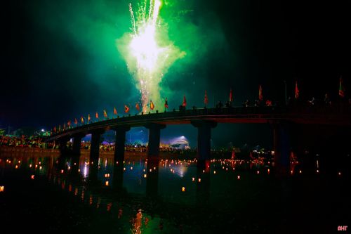 Ngay sau nghi thức thả hoa đăng, phường Hải Ninh tổ chức chương trình bắn pháo hoa với thời lượng 10 phút.