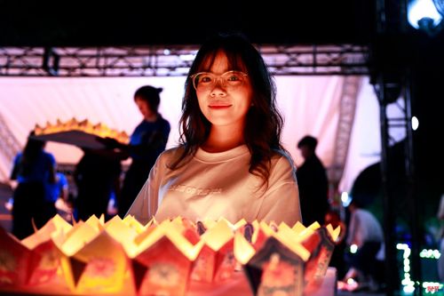 Người dân và du khách thành kính thả hoa đăng, cầu mong bình an, may mắn và tưởng nhớ công đức Chế Thắng phu nhân.