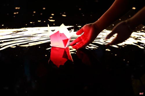 Mỗi ngọn hoa đăng là một lời nguyện ước, sự kết nối giữa quá khứ và hiện tại.