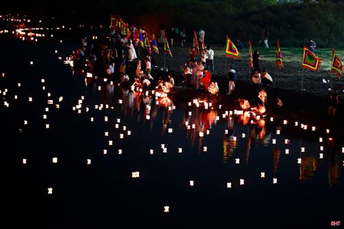 Ánh sáng từ 5.000 ngọn hoa đăng lan tỏa trên mặt nước, như những lời tri ân sâu lắng gửi về tiền nhân. Dòng người nối dài bên bờ sông Vịnh, cùng nhau tạo nên “biển ánh sáng” rực rỡ trong đêm tưởng niệm quý phi Nguyễn Thị Bích Châu.