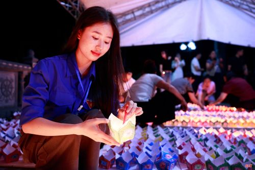 Ánh nến nhỏ được thắp lên từ đôi tay người trẻ, mang theo lòng thành kính hướng về quý phi Nguyễn Thị Bích Châu.
