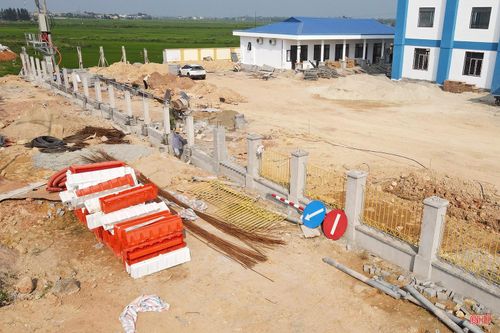 Tổng Công ty 319 (Bộ Quốc phòng) - nhà thầu thi công, hiện vẫn đang triển khai nhân lực, máy móc xây dựng hệ thống hàng rào, hoàn thiện tòa nhà điều hành.