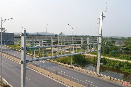 Tuy nhiên, theo thông tin từ Ban QLDA Thăng Long, xuất phát từ một số lý do, trong đó có việc đấu thầu, cung ứng thiết bị lắp đặt tại trạm và sự đồng bộ trong công tác thu phí cho các đoạn tuyến cao tốc, Bộ Xây dựng đã gia hạn cho việc triển khai thu phí trong khoảng thời gian từ tháng 4 tới tháng 5/2026.