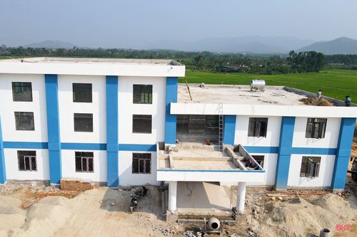 Trạm thu phí ở khu vực nút giao Cẩm Quan thuộc tuyến cao tốc Hàm Nghi - Vũng Áng ở địa phận xã Cẩm Xuyên, được ví như “đầu não” của hệ thống giám sát điều hành giao thông trung tâm 3 tuyến cao tốc Bãi Vọt - Hàm Nghi, Hàm Nghi - Vũng Áng và Vũng Áng - Bùng dài 102,38km qua địa bàn Hà Tĩnh.
