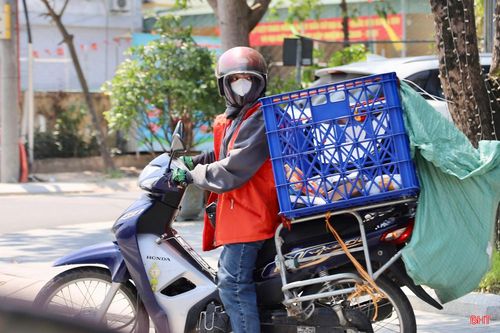 Trời nắng, người dân hạn chế ra đường, vì thế công việc của các shipper (người giao hàng) trở nên bận rộn hơn. Họ cũng phải trang bị đầy đủ quần áo, găng tay, khẩu trang, mũ... để hạn chế tiếp xúc với ánh nắng.