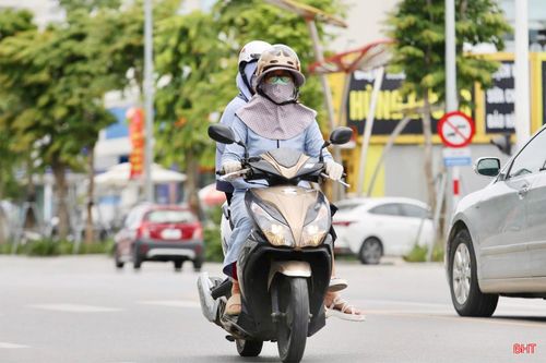 Người dân khi ra đường đều trang bị kín mít với áo chống nắng, khẩu trang, kính râm, găng tay.