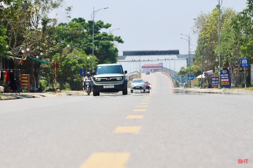 Gần về trưa và đầu giờ chiều là thời gian nắng nóng đỉnh điểm. Tại phường Thành Sen, nhiệt độ ngoài trời tăng cao, nhiều tuyến đường đã xuất hiện ảo ảnh.