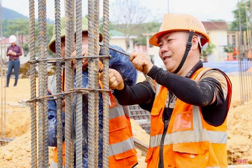 Từng tốp công nhân tranh thủ thời tiết đẩy nhanh tiến độ thi công dự án Trường Phổ thông nội trú liên cấp TH&amp;THCS Sơn Kim 1 (xã Sơn Kim 1).