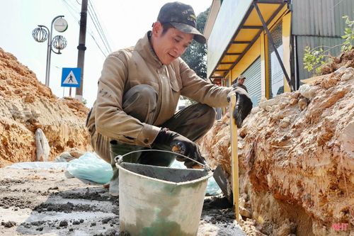 Nền nhiệt tăng cao, không khí oi bức khiến những người thường xuyên làm việc ngoài trời thêm phần vất vả.