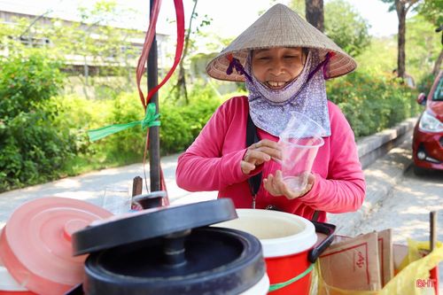 Nắng nóng đầu mùa khiến công việc của nhiều lao động ngoài trời thêm phần vất vả. Giữa cái nắng gay gắt, họ vẫn lặng lẽ bám trụ, chắt chiu từng đồng thu nhập để lo cho gia đình và cuộc sống thường nhật.